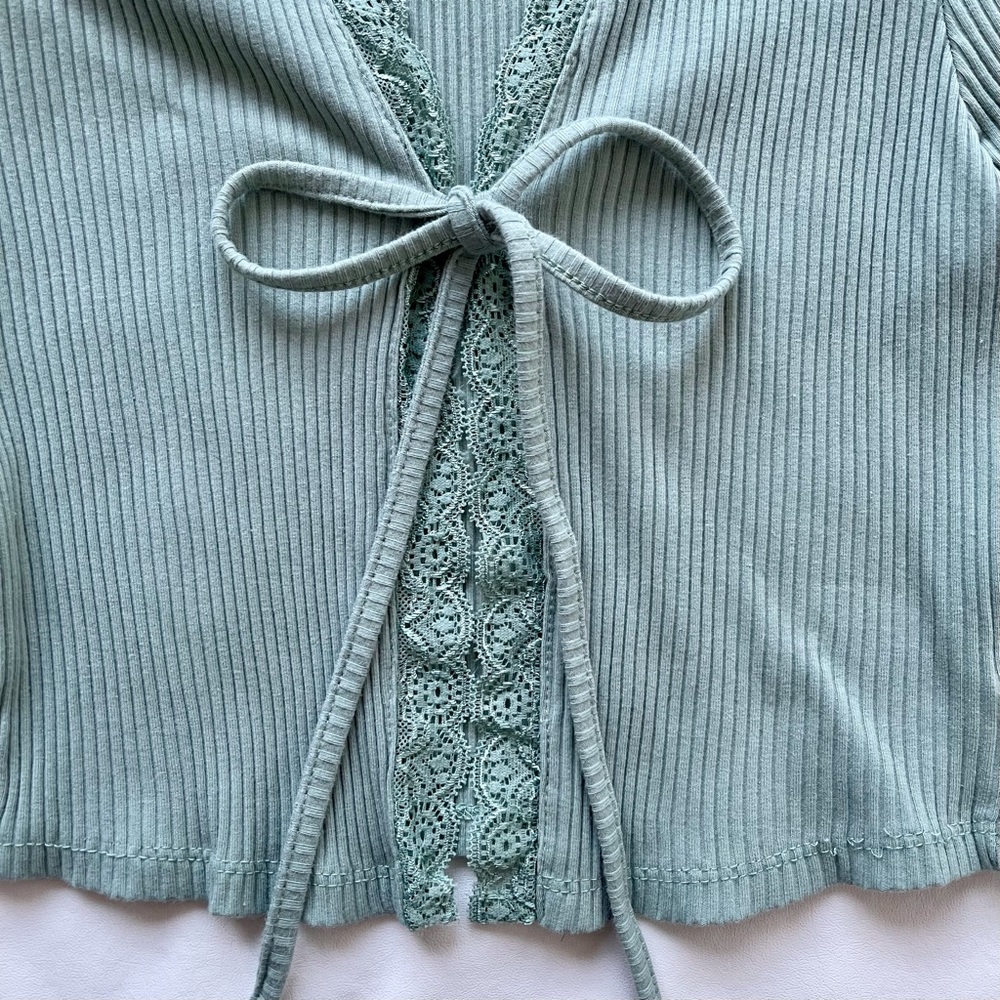 SHEIN V-Neck Tie Front Short Sleeve Ribbed Cropped Seafoam Green Top w/Lace Med. - Picture 2 of 10